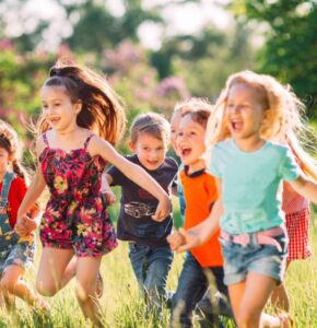 kids_runing_outside-scaled-qqttw0ose9kgfv6r0sluizcrd6md4jn191amsc86sw